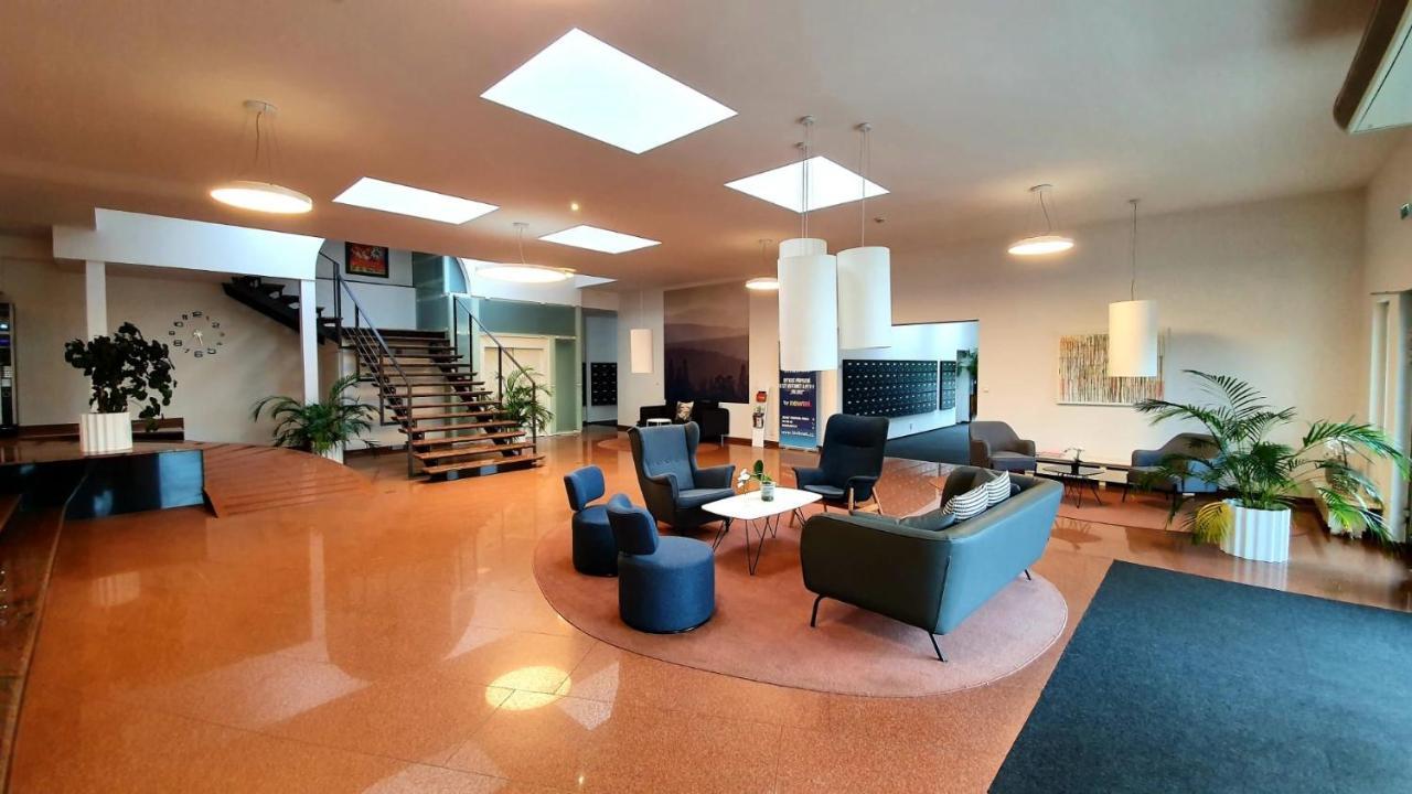 Luxury Apartment Vbloku Praag Buitenkant foto
