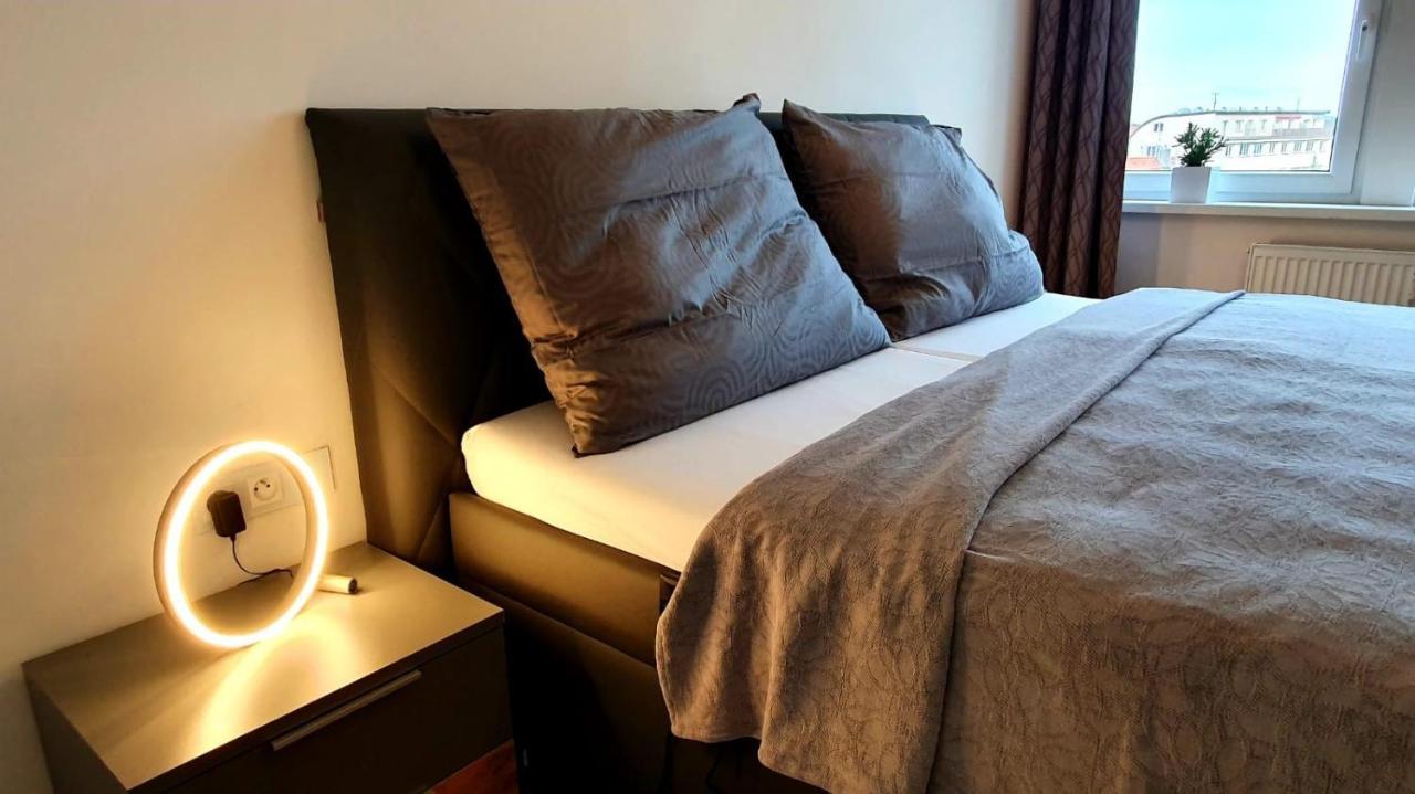 Luxury Apartment Vbloku Praag Buitenkant foto